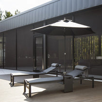 Parasols et chaises longues