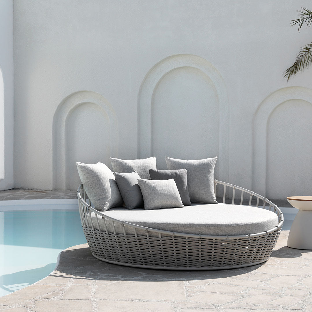 MUST - Outdoor - Poolside