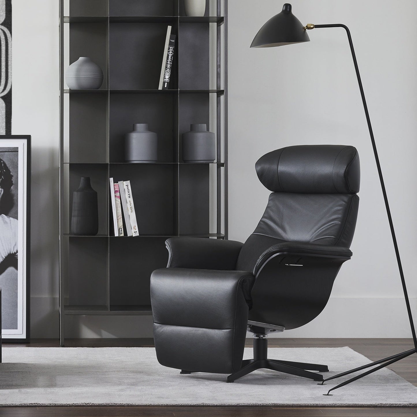 Timeout - Fauteuil inclinable en cuir avec repose-pieds intégré par Conform