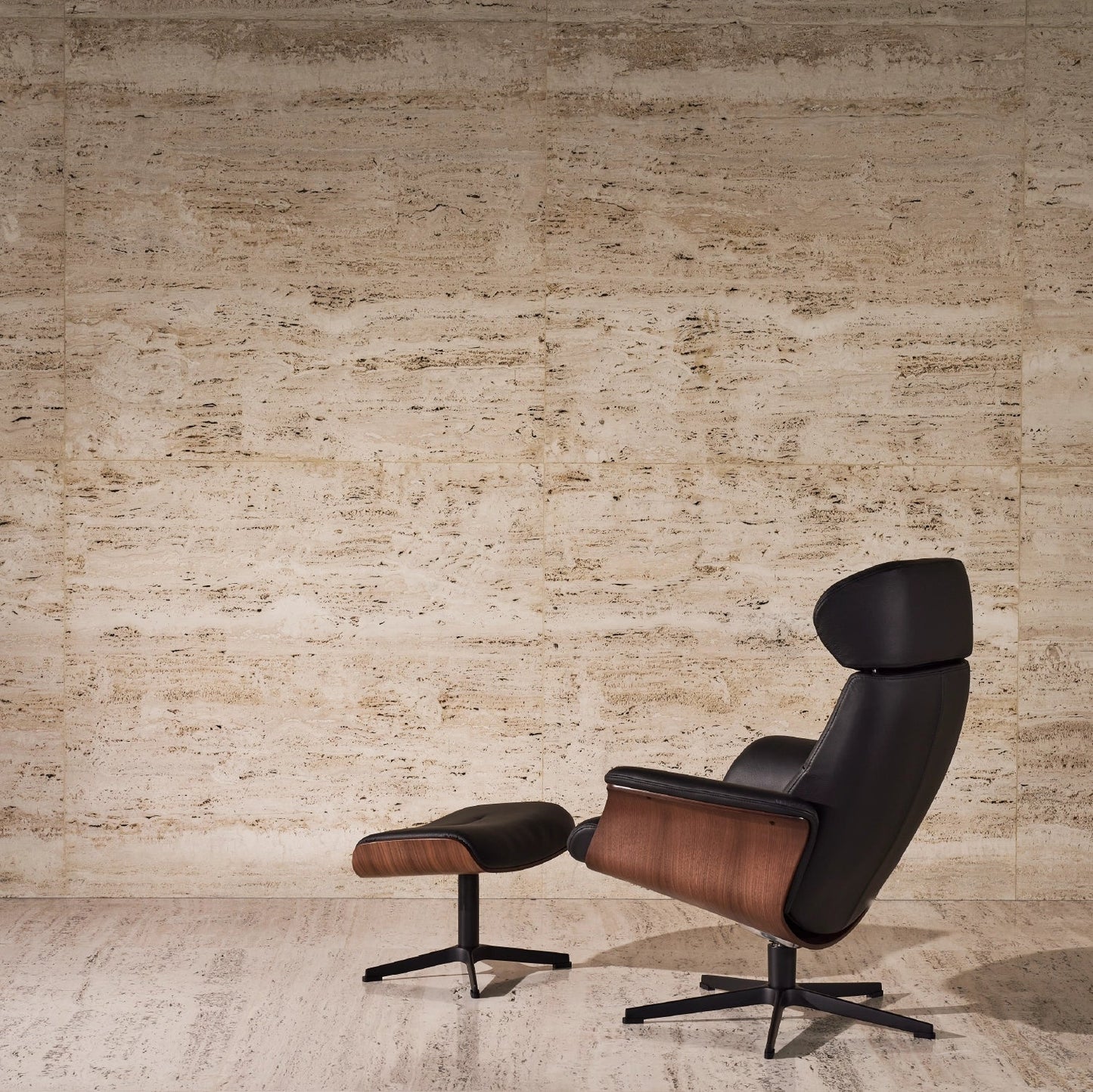 Timeout - Fauteuil inclinable en cuir avec repose-pieds par Conform