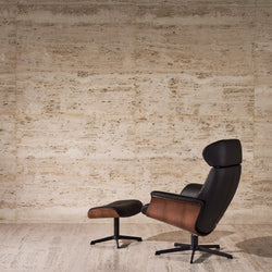 Timeout - Fauteuil inclinable en cuir avec repose-pieds par Conform