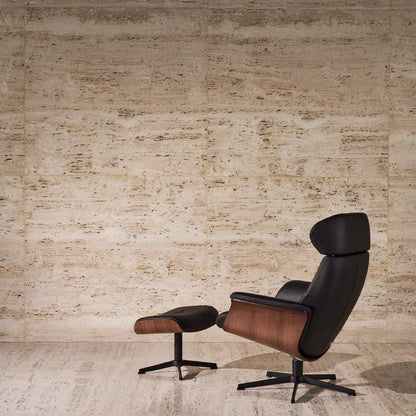 Timeout - Fauteuil inclinable en cuir avec repose-pieds par Conform